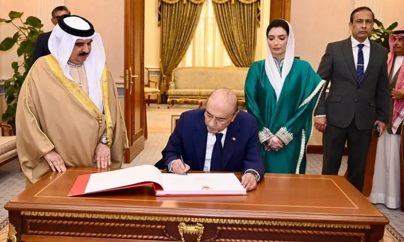 President Asif Ali Zardari writes in the visitors&rsquo; book at Al-Qudaibiya Palace in Manama, Bahrain on January 14. &mdash; PID