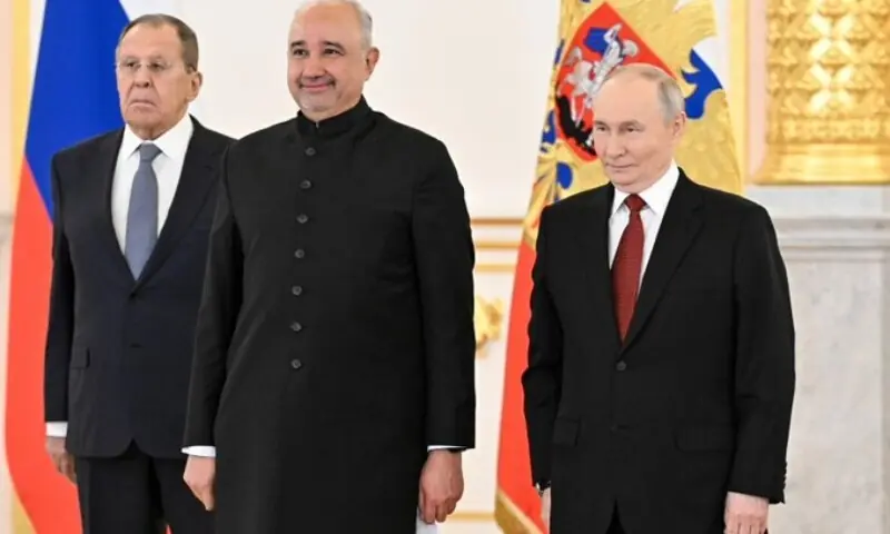 Pakistan&rsquo;s Ambassador to Russia, Faisal Niaz Tirmizi (centre) poses with Russian President Vladimir Putin (right), during a ceremony at Moscow&rsquo;s Grand Kremlin Palace on Thursday, January 15, 2026. &mdash; X/@RusEmbPakistan