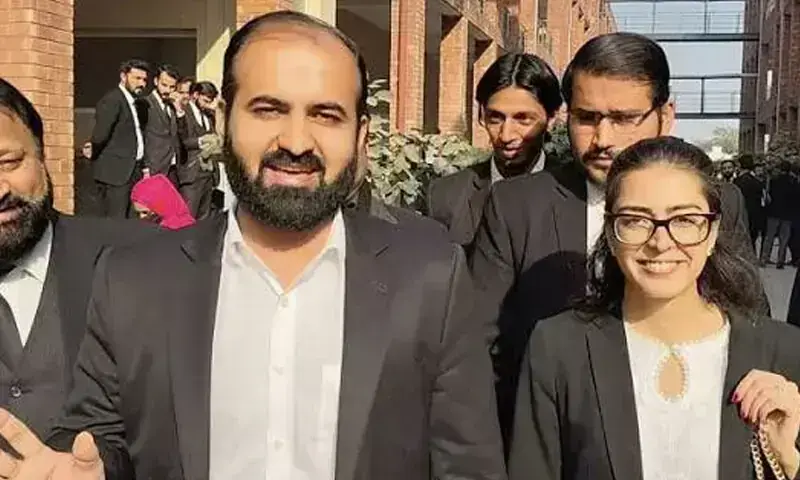 Lawyer Imaan Mazari-Hazir (R) photographed alongside her husband, Hadi Ali Chattha. &mdash; Photo via Matiullah Jan/X