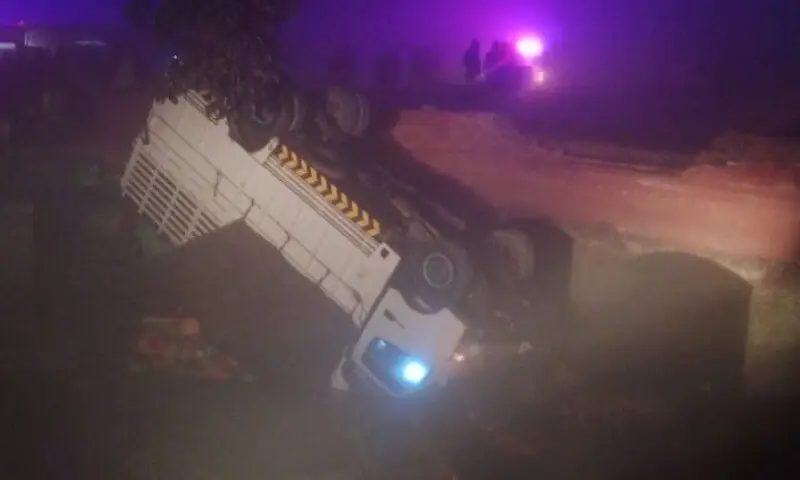 A truck fell from the Galapur Bangla bridge into a canal, pinning passengers underneath, in Sargodha, Punjab. &mdash;Rescue 1122