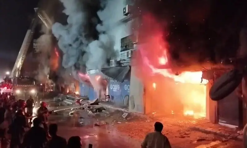 Rescue officials try to extinguish a fire at Karachi’s Gul Plaza shopping mall on January 17. — DawnNewsTV Rescue officials try to extinguish a fire at Karachi’s Gul Plaza shopping mall on January 17. — DawnNewsTV