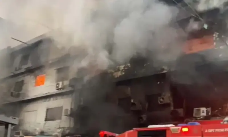  Smoke rises as a blaze continues to engulf Karachi&rsquo;s Gul plaza on Sunday morning. &mdash; Screengrab from video via Edhii 