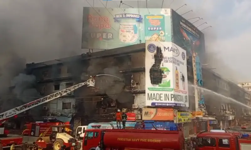 Smoke rises as a blaze continues to engulf Karachi’s Gul plaza on Sunday morning. — screengrab from video by Shakil Adil/White Star Smoke rises as a blaze continues to engulf Karachi’s Gul plaza on Sunday morning. — screengrab from video by Shakil Adil/White Star