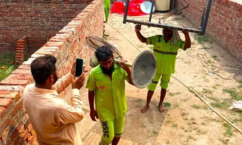 SAHIWAL: Suthra Punjab and Rescue 1122 workers busy in flood-affected areas. &mdash; Photo via Shafiq Butt/File