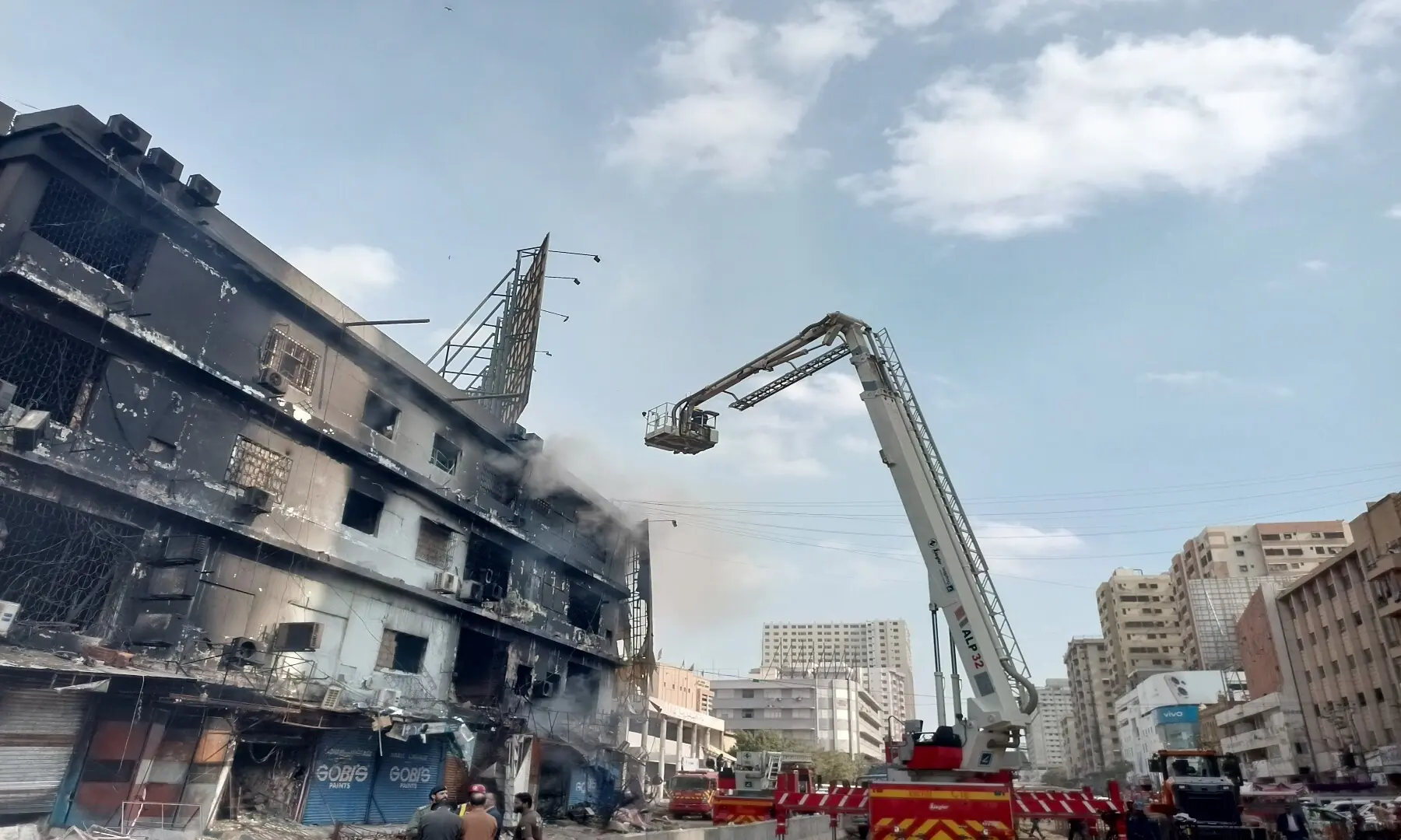A snorkel during the firefighting operation outside Gul Plaza on Karachi&rsquo;s MA Jinnah Road. &mdash; Shazia Hasan