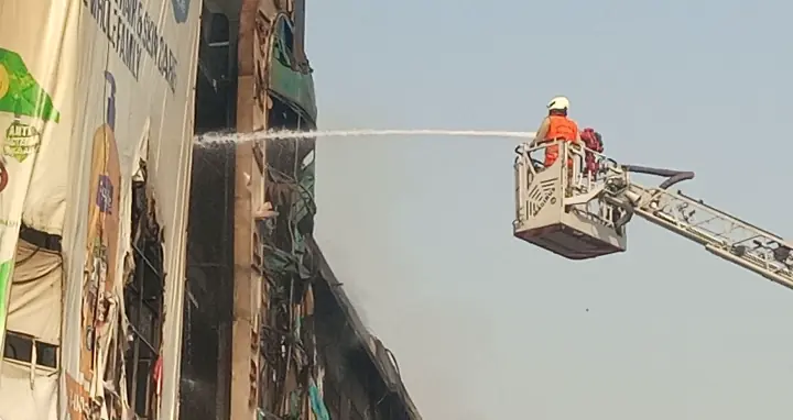  A fireman trying to douse the flames that engulfed Karachi&rsquo;s Gul Plaza shopping mall on MA Jinnah Road. &mdash; Shazia Hasan 