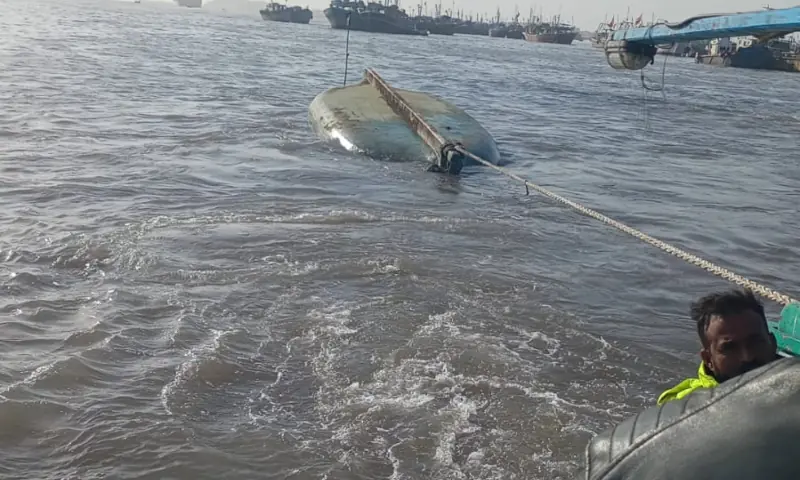 Authorities carry out rescue operations at Manora Beach, Karachi after a boat capsized on Jan 23, 2026. &mdash; via Edhi Info Karachi