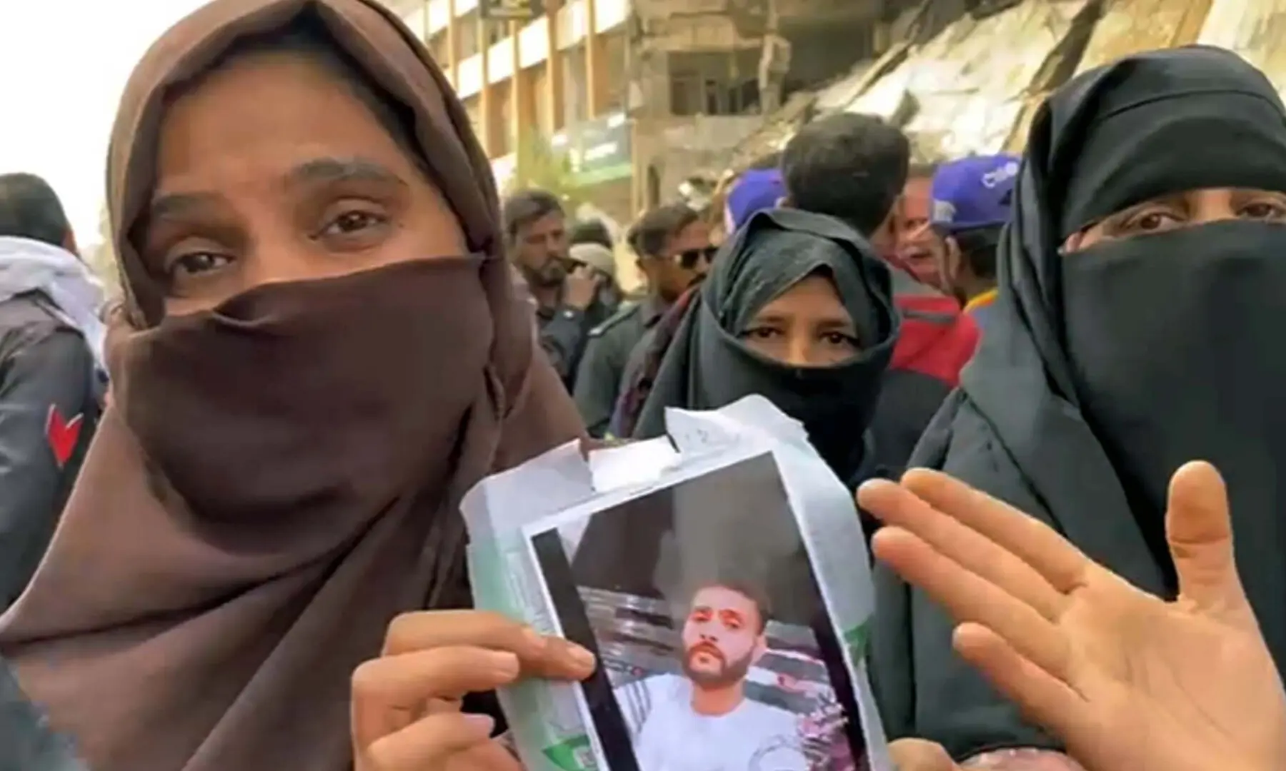 Relatives of people missing in the Gul Plaza fire demand the recovery of their loved ones’ remains, at Karachi’s M.A. Jinnah Road on Jan 22, 2026. — PPI Images