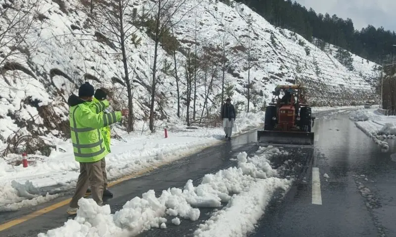 Motorway officials are seen clearing out snow from a section of the E-35 Hazara Expressway on January 27. — Photo via X/@NHMPofficial Motorway officials are seen clearing out snow from a section of the E-35 Hazara Expressway on January 27. — Photo via X/@NHMPofficial