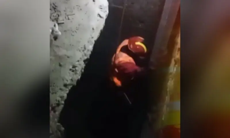 A rescuer descends into an open sewerage line after a woman and her daughter fell in at Lahore&rsquo;s Bhatti Chowk on January 28. &mdash; DawnNewsTV