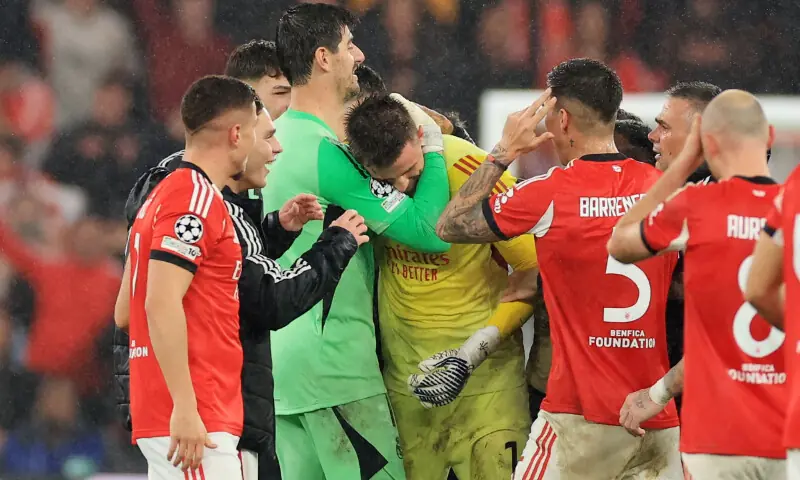 Real Madrid’s Belgian goalkeeper Thibaut Courtois (2nd-L) hugs Benfica’s Ukrainian goalkeeperAnatoliy Trubin (C) at Estadio da Luz in Lisbon on January 28, 2026. — AFP Real Madrid’s Belgian goalkeeper Thibaut Courtois (2nd-L) hugs Benfica’s Ukrainian goalkeeperAnatoliy Trubin (C) at Estadio da Luz in Lisbon on January 28, 2026. — AFP
