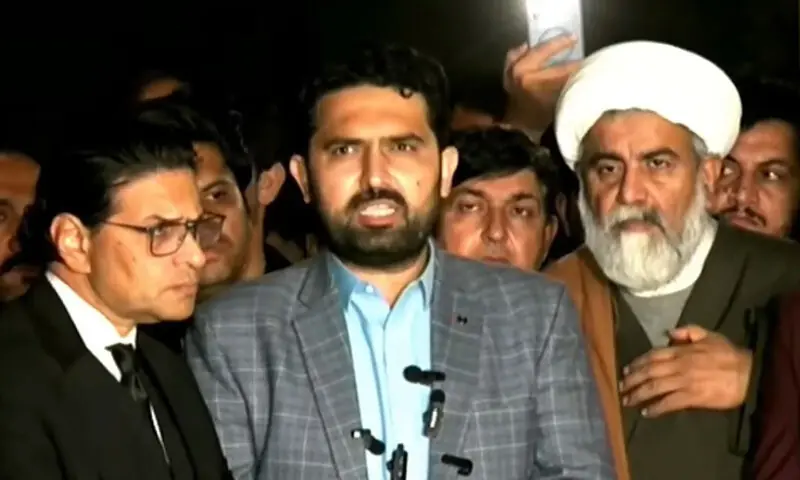 Khyber Pakhtunkhwa Chief Minister Sohail Afridi, flanked by PTI Secretary General Salman Akram Raja and Oposition Leader in the Senate Allama Raja Nasir Abbas, addreses reporters outside the Supreme Court of Pakistan on January 30. &mdash; Screengrab via YouTube/Charsadda Journalist
