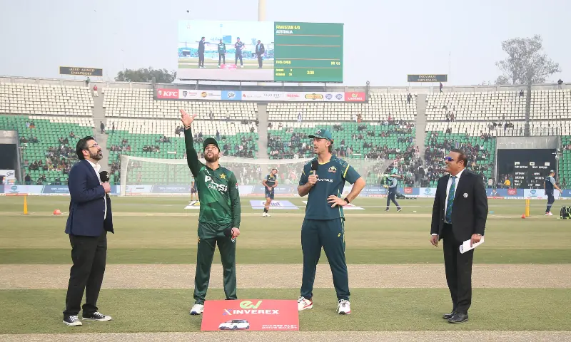 Pakistan captain Salman Ali Agha and Australia captain Mitchell Marsh at the toss ahead of their first T20 match, at Lahore&rsquo;s Gaddafi Stadium on Jan 31, 2026. &mdash; X/TheRealPCB