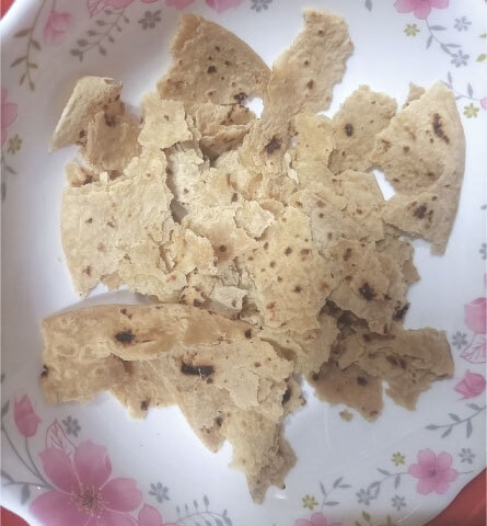 Break the chapati in small pieces before pouring it over the painda curry or broth | Photos by the writer