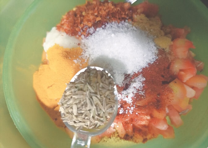 The same spices used to prepare the base of any curry are also used for the painda