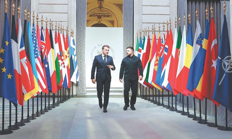 France&rsquo;s President Emmanuel Macron (left) and Ukraine&rsquo;s President Volodymyr Zelensky arrive at the Elysee Palace for the Coalition of the Willing meeting.&mdash;AFP