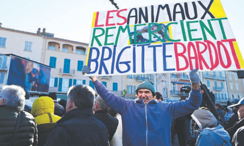 French activist Jean-Baptiste Redde holds a placard reading ‘Animals thank Brigitte Bardot’, at Notre-Dame de l’Assomption church in
Saint-Tropez.—AFP French activist Jean-Baptiste Redde holds a placard reading ‘Animals thank Brigitte Bardot’, at Notre-Dame de l’Assomption church in
Saint-Tropez.—AFP