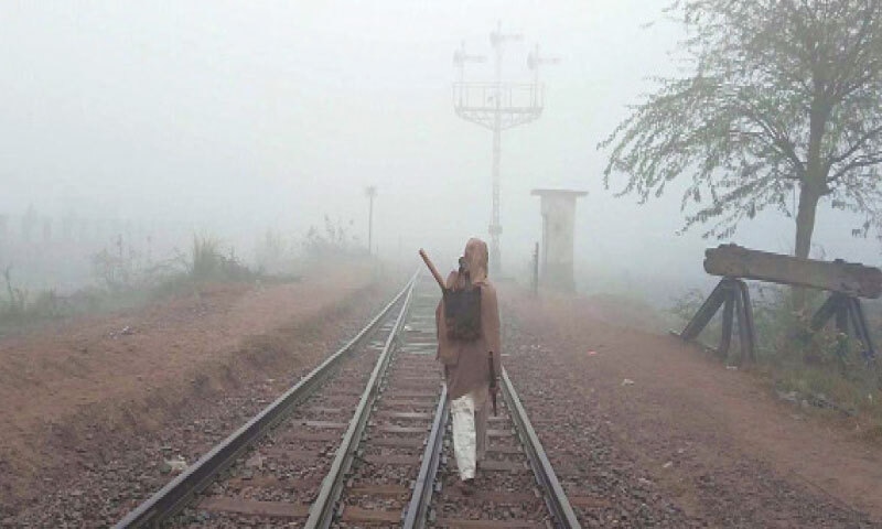 CHINIOT: Thick fog reduces visibility in the morning. — APP CHINIOT: Thick fog reduces visibility in the morning. — APP