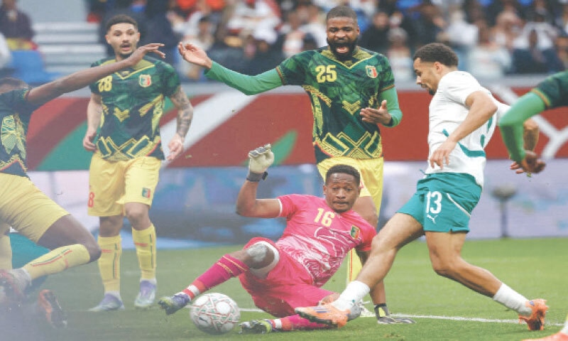 TANGIERS: Senegal’s Iliman Ndiaye (R) scores past Mali goalkeeper Djigui Diarra during the Africa Cup of Nations quarter-final at the
Grand Stadium.—AFP TANGIERS: Senegal’s Iliman Ndiaye (R) scores past Mali goalkeeper Djigui Diarra during the Africa Cup of Nations quarter-final at the
Grand Stadium.—AFP