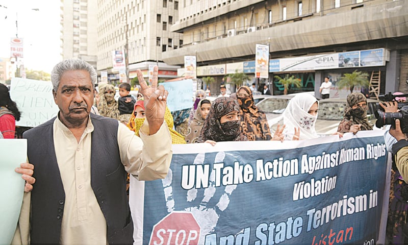 Abdul Qadeer Baloch (left), better known as Mama Qadeer, during a protest with family members of missing persons outside the Karachi Press Club in February 2015 | White Star/Faysal Mujeeb