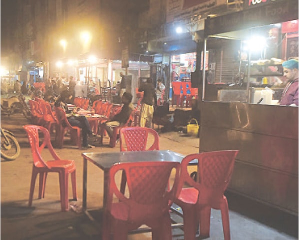 Eateries continue to have seating arrangements on the roadside, despite a citywide crackdown on &ldquo;soft&rdquo; encroachments.&mdash; Fahim Siddiqi / White Star