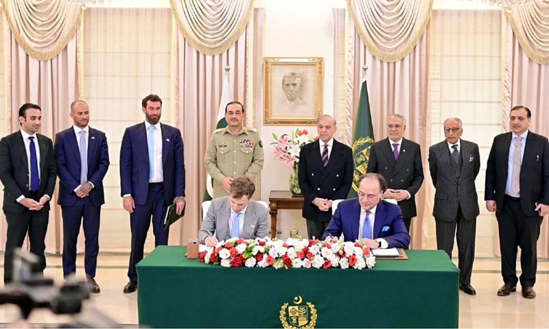 PM Shehbaz Sharif and Field Marshal Asim Munir look on as Zachary Witkoff, CEO of Trump family-owned World Liberty Financial, and Finance Minister Muhammad Aurangzeb sign an MoU regarding digital payment architectures for cross-border transactions.&mdash;APP