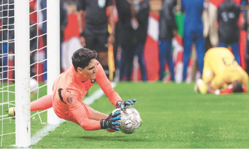 RABAT: Morocco goalkeeper Yassine Bounou stops a penalty kick from Nigeria&rsquo;s Samuel Chukwueze during their Africa Cup of Nations semi-final at the Prince Moulay Abdellah Stadium.&mdash;AFP