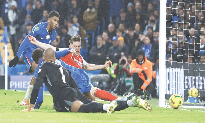 ARSENAL&rsquo;S Viktor Gyokeres (R, rear) scores against Chelsea during their League Cup semi-final first leg at Stamford Bridge.&mdash;Reuters