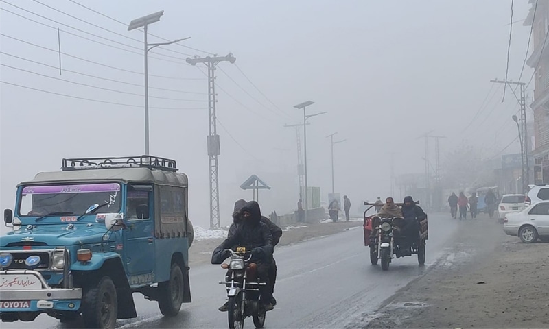 TRAFFIC moves through dense fog after snowfall near the Police Lines in Skardu on Saturday.&mdash;Photo by the writer