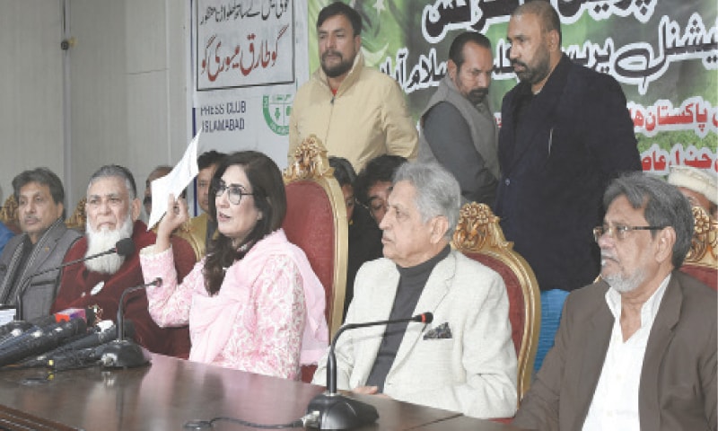 ISLAMABAD: Former hockey Olympians Hanif Khan, Samiullah, Shehnaz Shaikh, Nasir Ali alongside member of National Assembly Shehla Raza (C) attend a press conference on Tuesday.—Tanveer Shahzad/White Star ISLAMABAD: Former hockey Olympians Hanif Khan, Samiullah, Shehnaz Shaikh, Nasir Ali alongside member of National Assembly Shehla Raza (C) attend a press conference on Tuesday.—Tanveer Shahzad/White Star