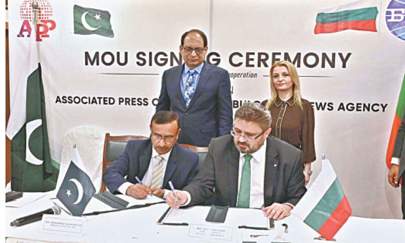Managing Director of APP Asim Khichi and Director General of the Bulgarian News Agency Kiril Valchev sign an MoU on news cooperation. The ceremony was witnessed by Secretary for Information and Broadcasting Ashfaq Khalil and Bulgarian Ambassador Irena Gancheva. &mdash; APP