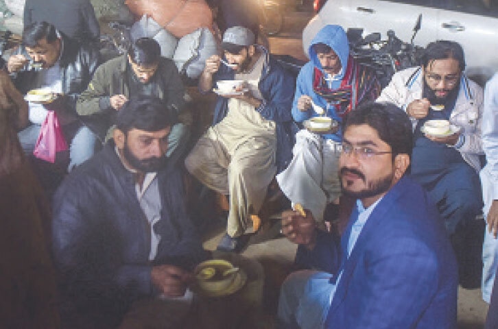 People enjoy steaming chicken corn soup at a roadside stall. &mdash;Fahim Siddiqi/ White Star
