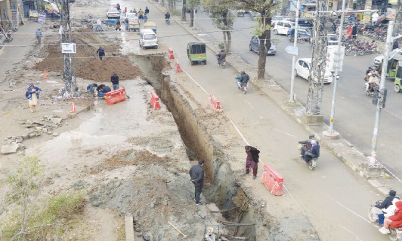 The dug-up 6th Road causes traffic jam during peak hours. — Photo by Mohammad Asim The dug-up 6th Road causes traffic jam during peak hours. — Photo by Mohammad Asim