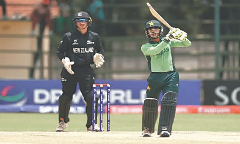 PAKISTAN opener Sameer Minhas watches his shot as New Zealand wicket-keeper Marco William Alpe looks on during their U-19 World Cup Super Sixes match at the Harare Sports Club on Tuesday.&mdash;Courtesy ICC