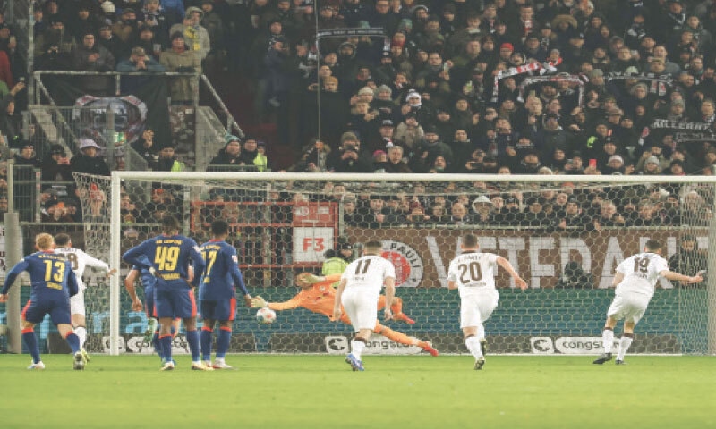 HAMBURG: St Pauli’s Martijn Kaars (R) shoots to score from a penalty during the Bundesliga match against RB Leipzig.—AFP HAMBURG: St Pauli’s Martijn Kaars (R) shoots to score from a penalty during the Bundesliga match against RB Leipzig.—AFP