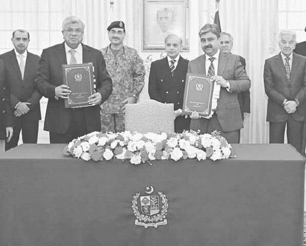  PM Shehbaz Sharif and Field Marshal Asim Munir witness the exchange of PIA&rsquo;s privatisation documents.&mdash;White Star 