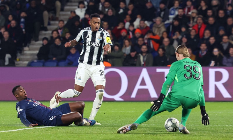 PARIS: Newcastle United’s Joe Willock (C) shoots to score past Paris St-Germain goalkeeper Matvey Safonov at the Parc des Princes Stadium.—AFP