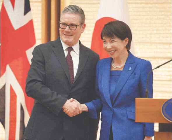 British Prime Minister Keir Starmer and his Japanese counterpart Sanae Takaichi shake hands after their joint press conference.&mdash;AFP