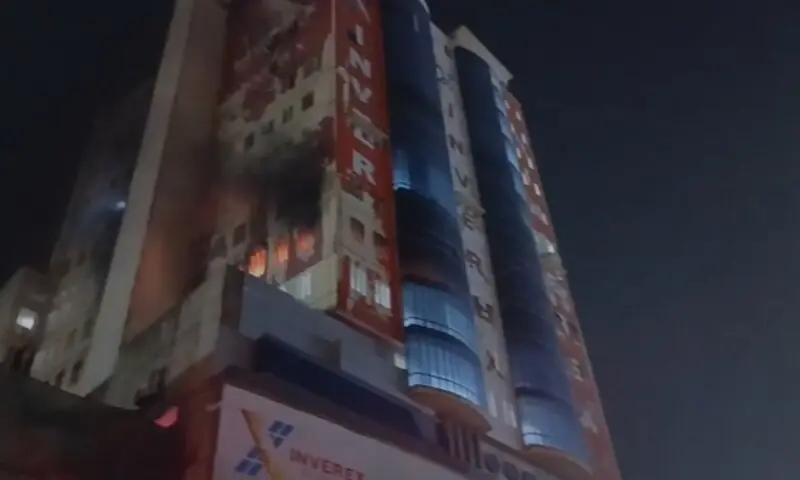 A fire erupted on Monday evening at Saddar’s mobile market. — Screenshot taken from video provided by author A fire erupted on Monday evening at Saddar’s mobile market. — Screenshot taken from video provided by author