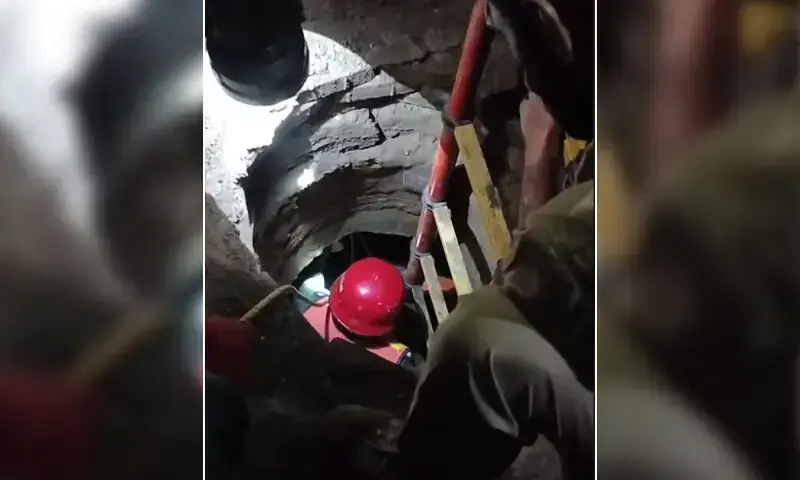 A rescuer descends into an open sewerage line after a woman and her daughter fell in at Lahore&rsquo;s Bhatti Chowk on January 28. &mdash; DawnNewsTV