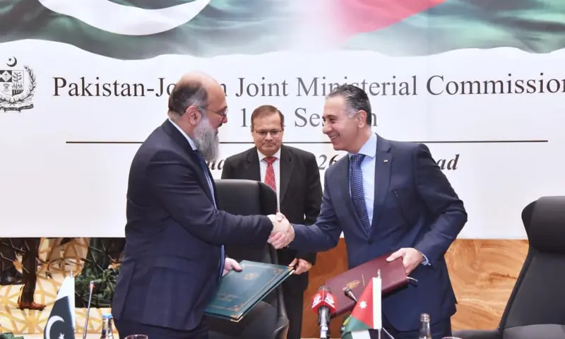 Commerce Minister Jam Kamal Khan and Jordan&rsquo;s Minister of Industry, Trade and Supply Yarub Qudah exchange the signed protocol for the 10th session of the Pakistan-Jordan Joint Ministerial Commission (JMC), in Islamabad on Feb 5. &mdash; PID