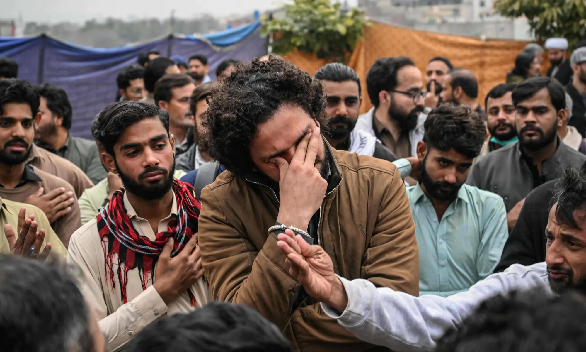 EDITORS NOTE: Graphic content / Shiite Muslims mourn outside a mosque following an explosion, in Islamabad on February 6, 2026. A suicide attack at a mosque in Pakistan’s capital city Islamabad killed at least 30 people and wounded more than 130 on February 6, a police source told AFP. (Photo by Farooq NAEEM / AFP) EDITORS NOTE: Graphic content / Shiite Muslims mourn outside a mosque following an explosion, in Islamabad on February 6, 2026. A suicide attack at a mosque in Pakistan’s capital city Islamabad killed at least 30 people and wounded more than 130 on February 6, a police source told AFP. (Photo by Farooq NAEEM / AFP)