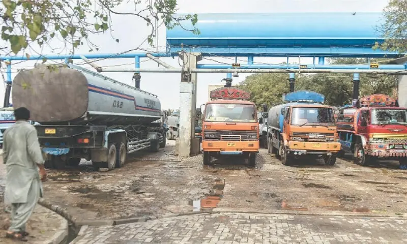 Bowsers are being filled with water at the Sakhi Hasan hydrant.&mdash;Fahim Siddiqi / White Star/File