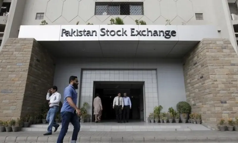People walk outside the Pakistan Stock Exchange building in Karachi, January 11, 2016. — Reuters/File People walk outside the Pakistan Stock Exchange building in Karachi, January 11, 2016. — Reuters/File