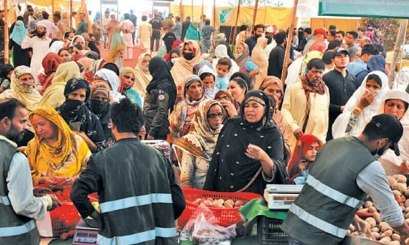 This image shows citizens visiting a Ramazan bazaar in Lahore in 2022. &mdash; White Star/File