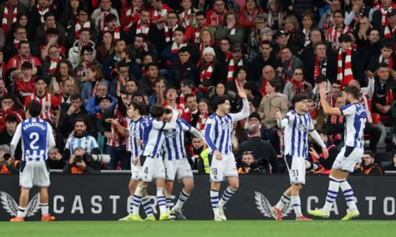 Soccer Football - Copa del Rey - Semi Final - First Leg - Athletic Bilbao v Real Sociedad - San Mames, Bilbao, Spain - February 11, 2026 Real Sociedad&rsquo;s Benat Turrientes celebrates scoring their first goal with teammates. &mdash;Reuters