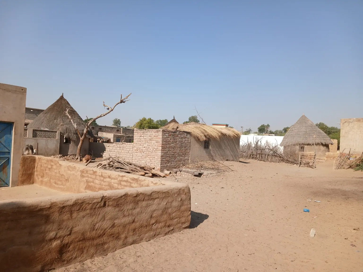 Mud houses outside the Khokhrapar station.