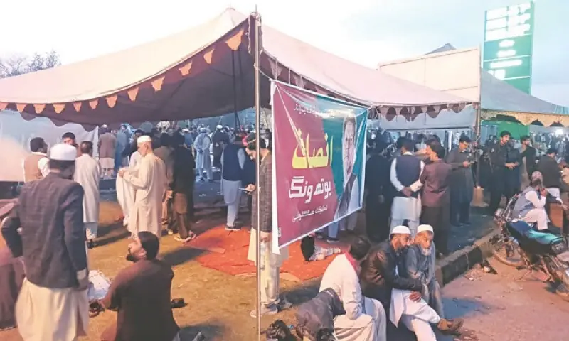 PTI leaders set up a camp on Islamabad-Peshawar Motorway in Swabi. &mdash; Photo by Muqaddam Khan