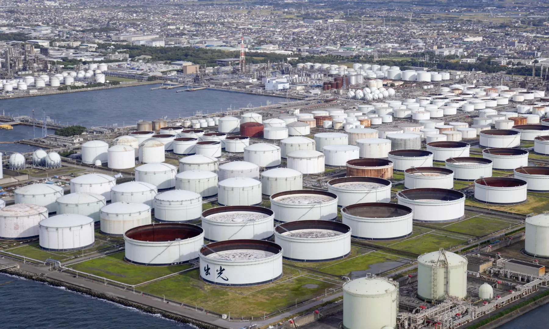 An aerial view shows an oil factory of Idemitsu Kosan Co. in Ichihara, east of Tokyo, Japan &mdash; Reuters/File