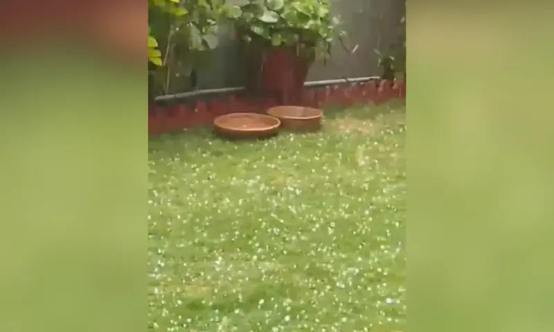 Hailing can be seen in this screengrab taken from a video via the author. Hailing can be seen in this screengrab taken from a video via the author.